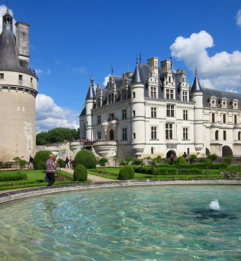 book a private tour with a private chauffeur to the loire valley castles. limo service S class mercedes.