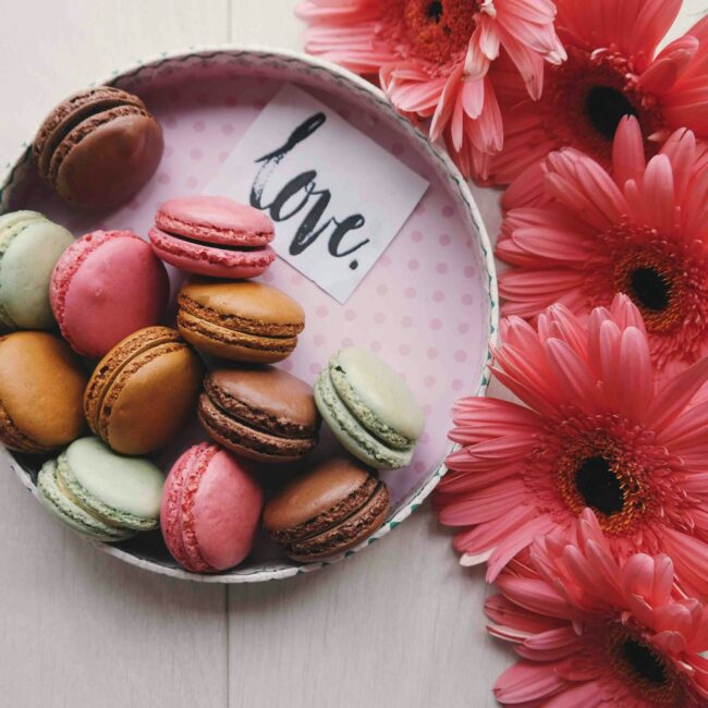 Macaron in paris on a city tour with a driver for the day